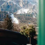 Oasi فندق كورتينا دامبيتزو